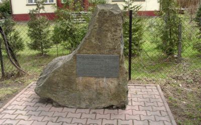 Obelisk z tablicą pamiątkową w Zawoi Centrum
